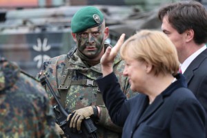Angela Merkel in visita al centro di addestramento dell'esercito Munster