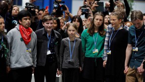 La sedicenne attivista svedese Greta Thunberg, creatrice dei Friday For Future, anche lei al vertice è arrivata dagli Usa dopo tre settimane di barca.