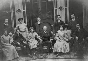La famiglia di Pedro Vasena in una foto dei primi del Novecento nella loro casa di Buenos Aires. Vasena creò l'industria siderurgica in Argentina. 