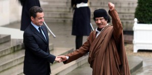 Italyphotopress - il presidente francese Nicolas Sarkozy - il presidente francese Nicolas Sarkozy stringe la mano a Muammar al Gheddafi ( leader capo di Stato libico )