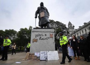 Londra - statua di Wiston Churchill imbrattata dai manifestanti BLM