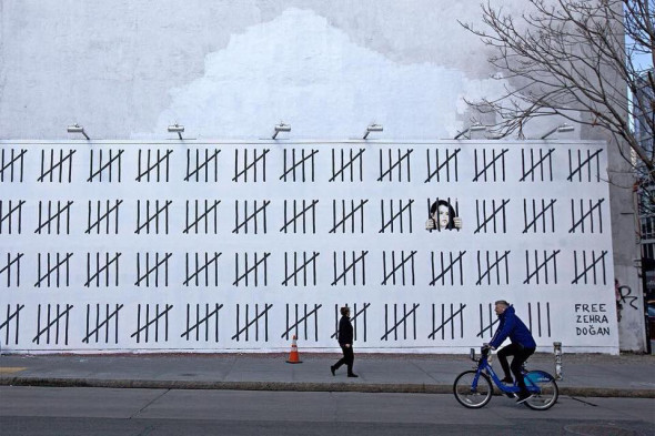 Il-murales-di-Banksy-dedicato-a-Zehra-Doğan-590x393