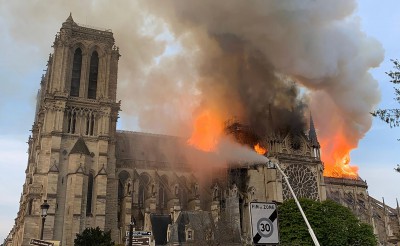 notre-dame-in-fiamme