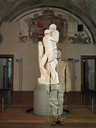 liu-bolin_-Pietà-di-Michelangelo-Castello-Sforzesco-Milano-315x420