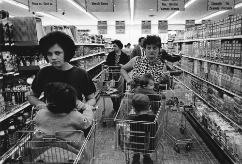 1967. Milano, supermercato nel quartiere di Baggio.
