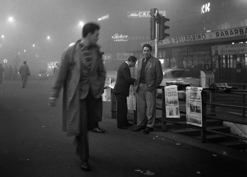 Milano, 31 ottobre 1957. Lo strillone
