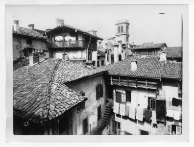 Veduta-di-tetti-Bergamo-Alta-©-Museo-delle-storie-di-Bergamo-Archivio-fotografico-Sestini-–-Raccolta-Domenico-Lucchetti-696x527