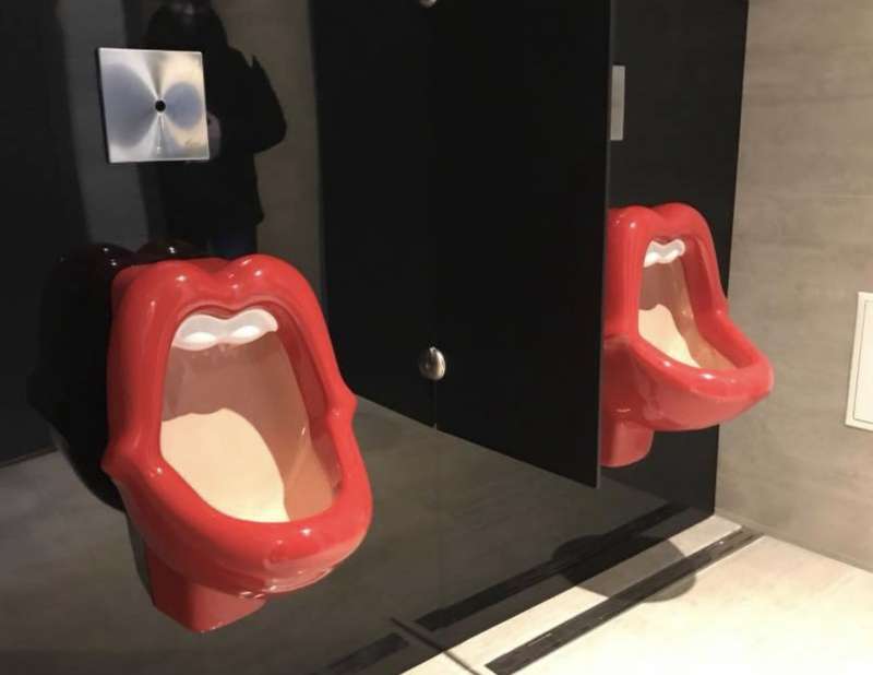 L’orinatoio è una bocca. L’opera della designer olandese Meike van Schijndel sconvolge il pubblico italiano.