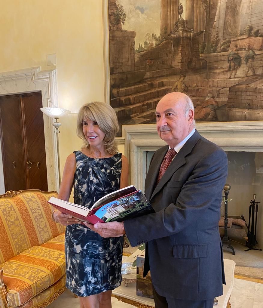 O livro sobre “Lucan House”, residência do Embaixador Italiano em Dublin, apresentado e oferecido em Roma pelo Embaixador Gaetano Cortese à Embaixadora Irlandesa Patricia O’Brien.  – Blog de Carlo Franza