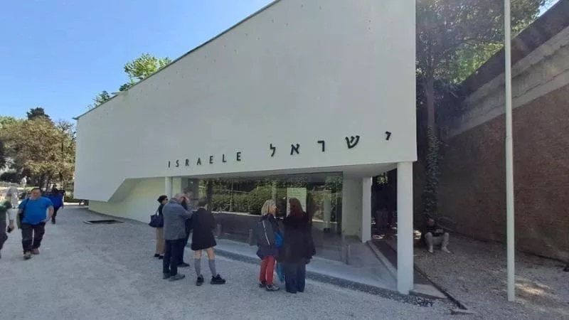 Alla Biennale di Venezia chiuso il Padiglione di Israele “fino alla liberazione degli ostaggi”.