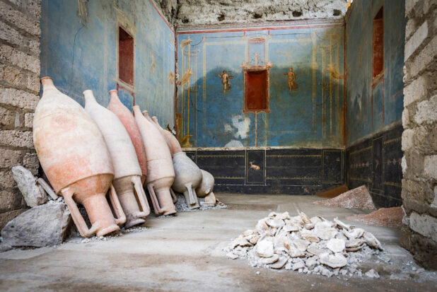 Pompei, scavi nella Regio IX rivelano un sacrario con pareti blu