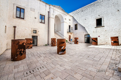 Antonio Paradiso. La natura e le radici, temi graffianti e interrogativi dello scultore pugliese alla Pinacoteca di Sant’Eramo in Colle