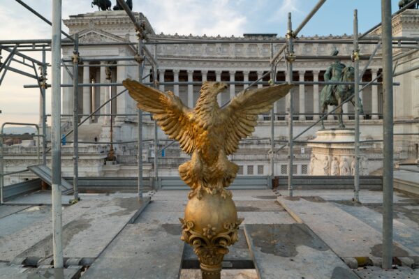 Nuova luce al Vittoriano a Roma.  Tornano a splendere il pennone di Gaetano Vannicola, con la sua aquila monumentale, e la Vittoria alata di Edoardo Rubino