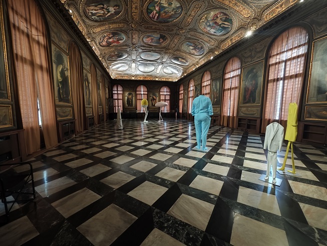 L’austriaco Erwin Wurm torna a Venezia con “DEEP”. La nuova mostra alla Biblioteca Nazionale Marciana   di Venezia