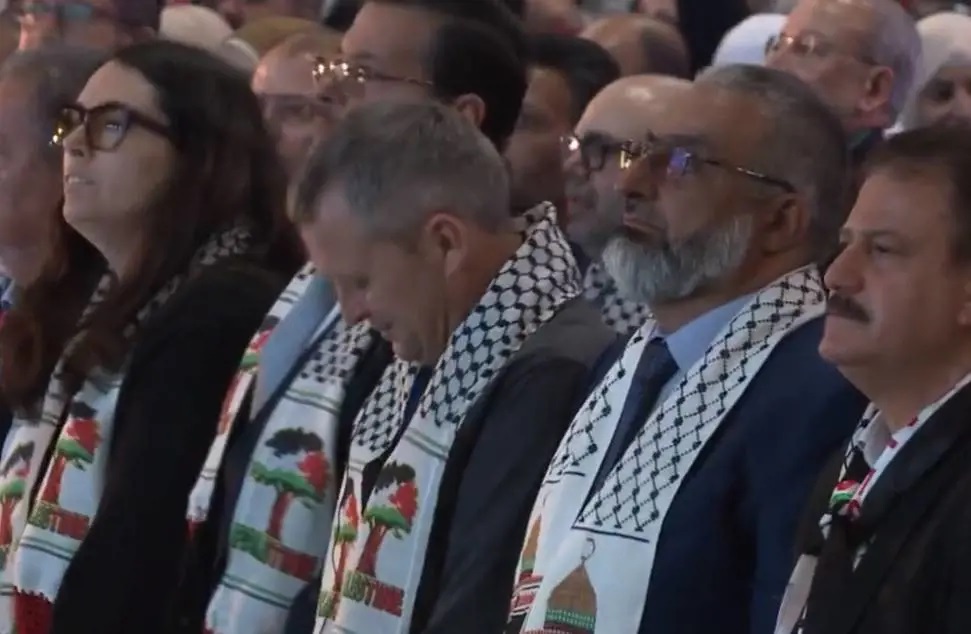 La grillina al congresso del mondo palestinese vicino ad Hamas