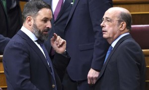 Santiago Abascal (sx), leader di Vox e Ignacio Gil Lázaro, eletto vice presidente delle Camera dei Deputai a Madrid tra le polemiche della sinistra,
