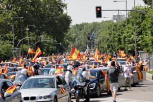 L'ingorgo di traffico d'auto della manifestazione organizzata da Vox contro il Governo Sánchez