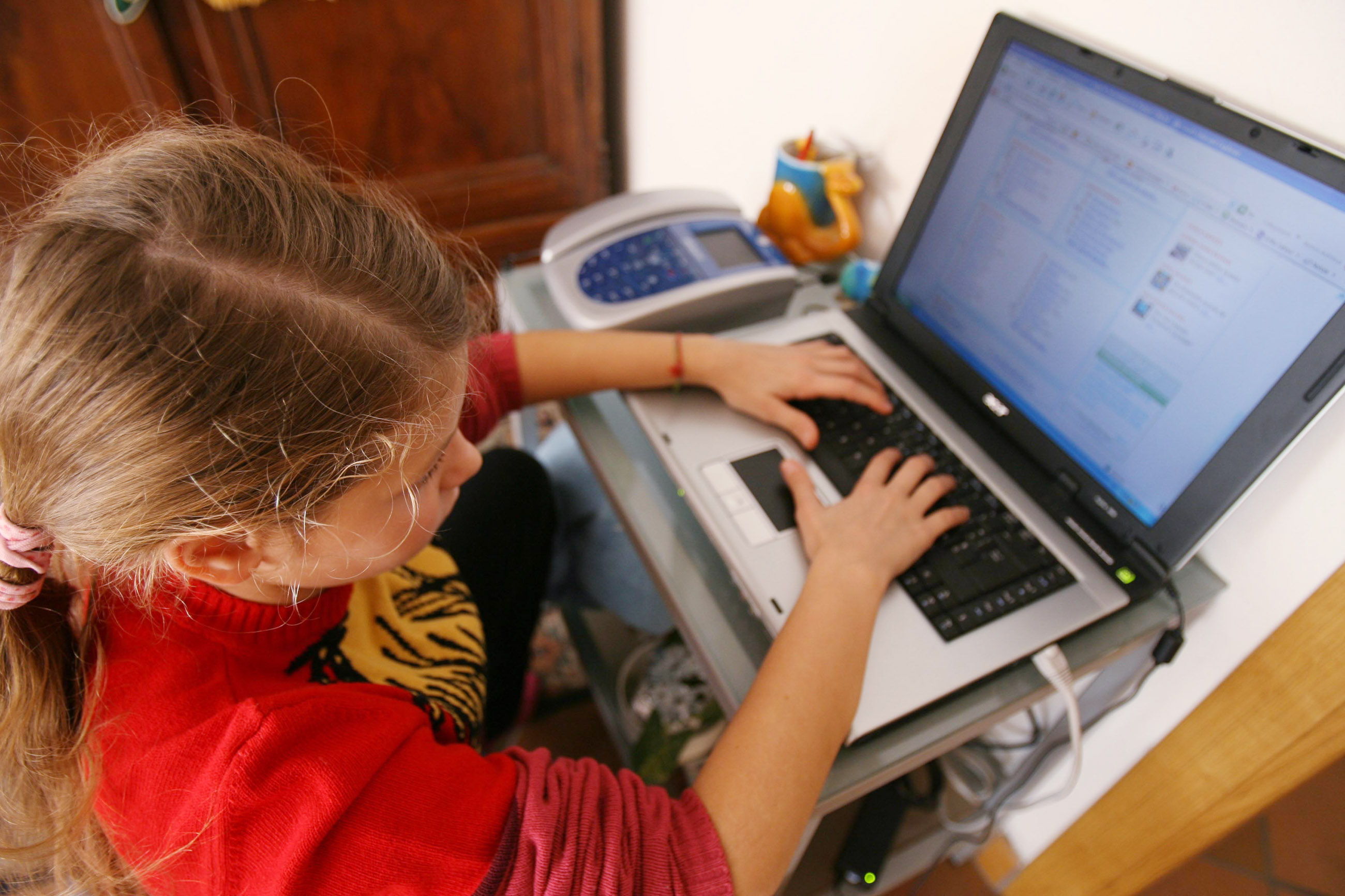 Ребенок переписывается. Несовершеннолетний в социальной сети. Подросток за компьютером. Компьютерные девочки маленькие. Совращение несовершеннолетней в интернете.