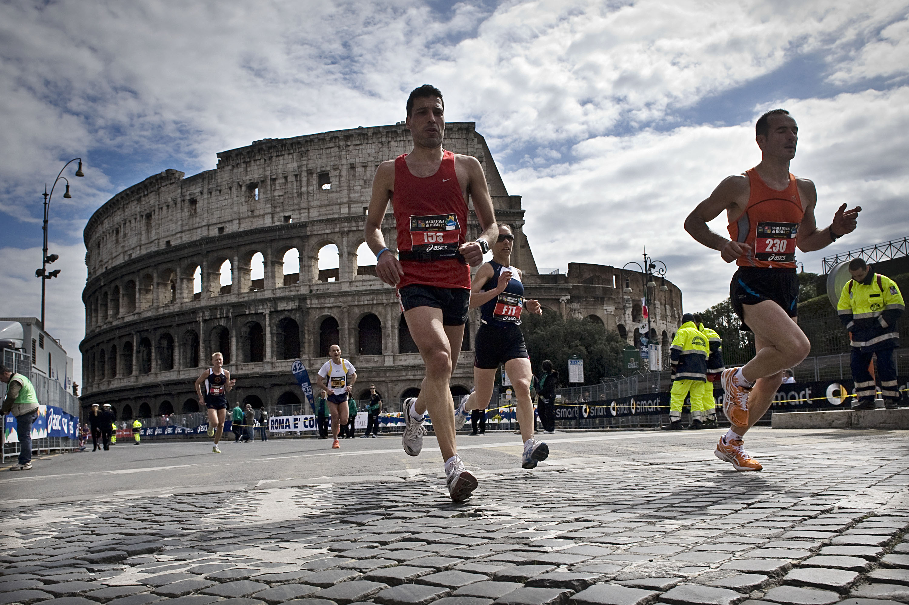 Сколько то бегут. Марафонский бегун Греция. Марафон (the Marathon) Айзек. Марафон в Риме. Полумарафон в Италии.