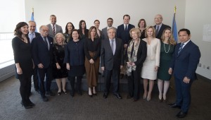 Secretary General in a Group photograph with the Executive Committee of the UN Correspondents Association