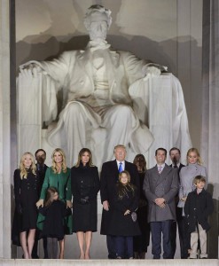 Donald J. Trump con famiglia sulla scalinata del Lincoln  Memorial 